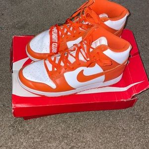 NIKE DUNKS COLOR ORANGE